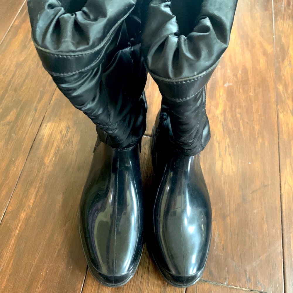 Burberry rain boots size 6